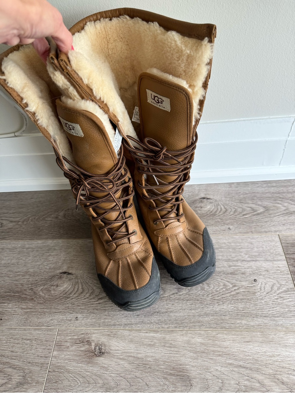UGG TALL ADIRONDACK BOOT 

Brown Leather Shearling-Lined Lace-Up Winter Boots